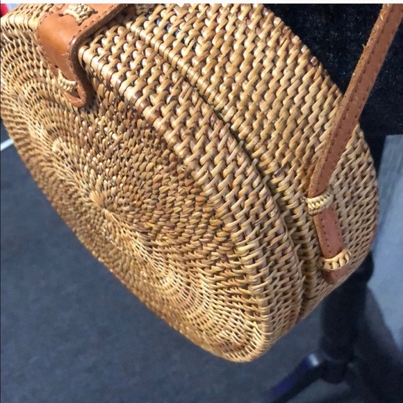 Large rattan round purse with leather strap - Picture 10 of 10